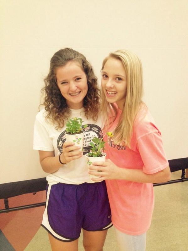 MichaelaWhite99's tweet image. @sophie_blasko our little plants 🌱🌼 #mukappa @StGabrielYouth