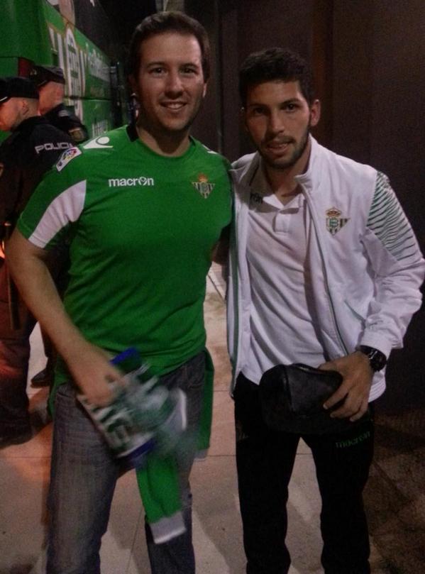 JuanPach9's tweet photo. @dani37pacheco gracias por ser de los pocos que no corrió a encerrarse en el autobús. Dadle la vuelta a esto http://t.co/EgjQN6Ejxu