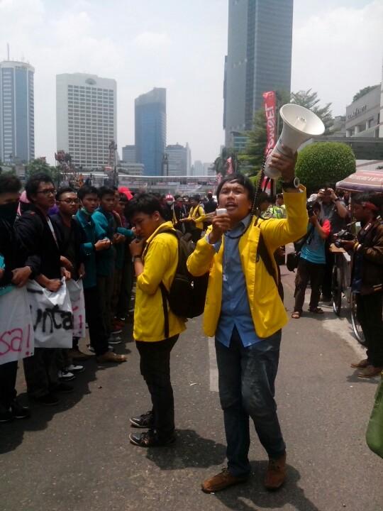 BEMUI_Official's tweet photo. BEM UI ingin mengajak masyarakat untuk tetap kritis, menagih janji-janji #YangKe7. http://t.co/pLXzkoxbkL