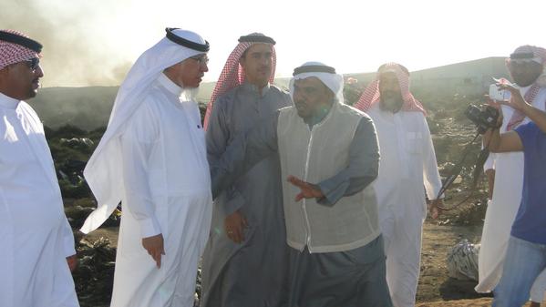 AhaliAlkomra's tweet photo. عندما حاول أعضاء المجلس المغادرة قلنا لهم أنتظروا قليلاً وأستنشقوا الهواء النقي الذي نستنشقة كل يوم وليلة http://t.co/3kJJHipWwT