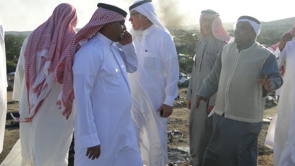AhaliAlkomra's tweet photo. عندما حاول أعضاء المجلس المغادرة قلنا لهم أنتظروا قليلاً وأستنشقوا الهواء النقي الذي نستنشقة كل يوم وليلة http://t.co/3kJJHipWwT
