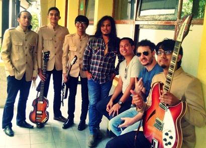 kami bersama <a href="/GBluesShelter/">GBluesShelter</a> di <a href="/TOUCHvol7/">TOUCH7heColournival</a> Sman 22 bandung semoga bertemu lagi cc @redbug68 <a href="/nyep_nyep/">Jono Armstrong</a> <a href="/itsbowie/">adityo wibowo</a>