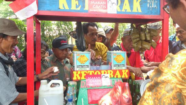 setkabgoid's tweet photo. Disisi jalan, tampak masyarakat sedang menikmati pesta rakyat menyambut dan melepas Presiden RI #presidenbaru http://t.co/1VqTmqtxrm