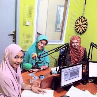 motionbangka's tweet photo. Bincang" with @HmC_Bangka @Jess944Fm #lastnight #latepost http://t.co/bydlUhytTA
