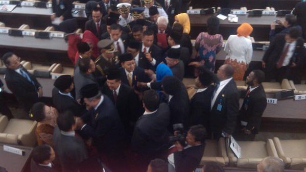 setkabgoid's tweet photo. Mantan Presiden dan mantan Wapres telah keluar dari gedung MPR #PresidenBaru http://t.co/fextzYituG