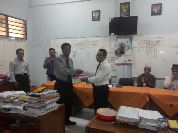 ICTSMAN8Tangsel's tweet photo. Serah terima Pelaksana Tugas Kepala Sekolah dari Dinas Pendidikan Tangerang Selatan kpd Drs. Imam Supingi, M. Pd. http://t.co/CngPu5ec5A
