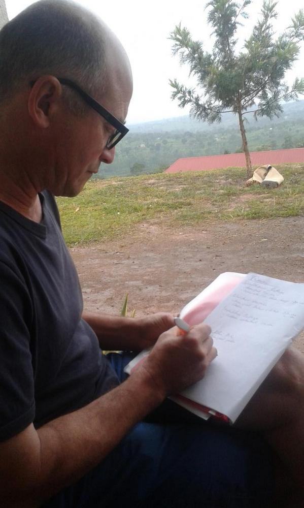 AOCOostUganda's tweet photo. Wat is meneer temminck hard aan het werk! #Uganda #aocoost #voorbereidingen http://t.co/Y1T4hKyCb2