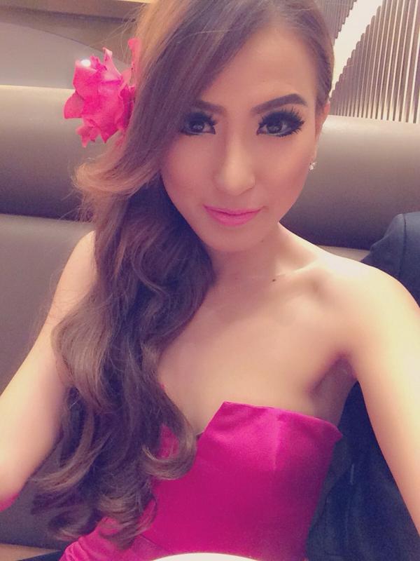 Angelatee57's tweet photo. Late Post selfie at #wedding #raffi&amp;nagita http://t.co/KIoNuevV3n