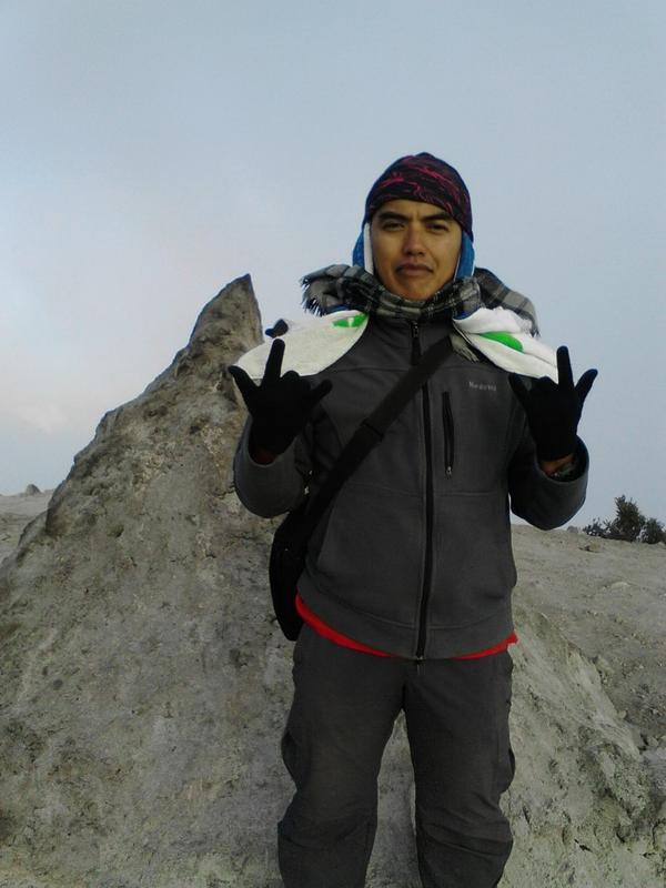 MujizatMerapi's tweet image. #MuncakMerapi2014 RT @imanabda: dari puncak Merapi  #salam3jari  :D