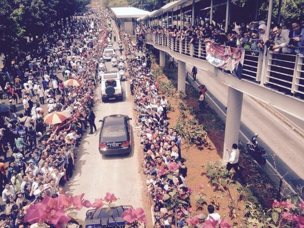sproughne's tweet photo. Thronged in #Jakarta as newly-inaugurated #indonesia President Joko Widodo makes his way downtown http://t.co/C31PMG0FJl
