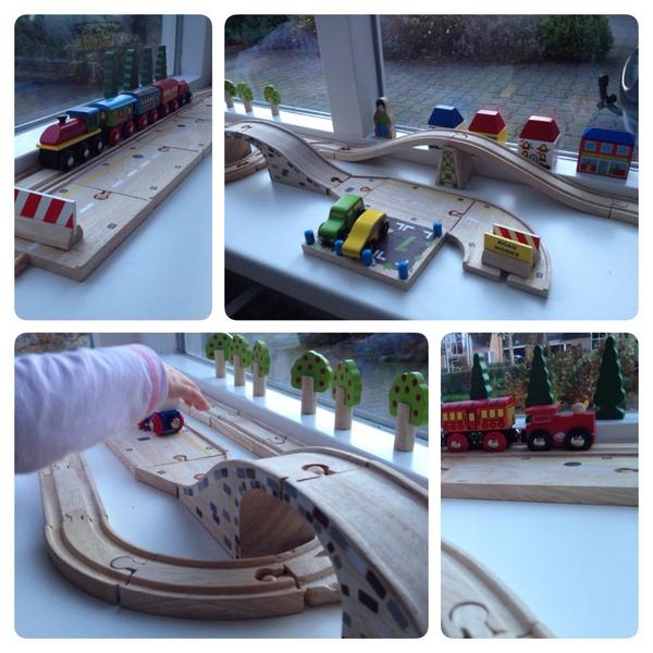 Tojsnl's tweet image. Goedemorgen! Thuis de houten @bigjigstoys treinen al in de vensterbank staan ;)
