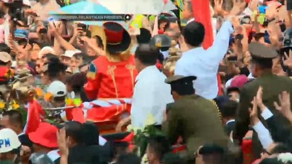 mdtvindonesia's tweet photo. Masyarakat antusias sambut Presiden dan Wakil Presiden di Bundaran HI #NET_JokowiJK http://t.co/n1dAn983s3