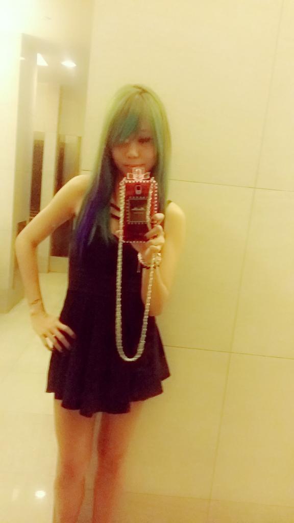 Katty_OXX's tweet photo. #Me #Selfie #OOTD #Asian #Girl #Throwback #MirrorReflection #BadLightning http://t.co/qfGA3SDPNJ