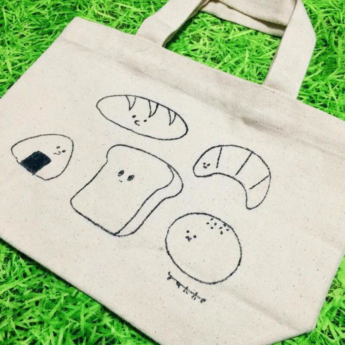 今回新しく持っていくものとして手刷りのTシャツとランチトートを作りました。サイズは女性用Lサイズ(男女共通TシャツのSサイズくらい、着用者は約159cm)と、男女共通Mサイズ(枚数僅少)です。#デザフェス 