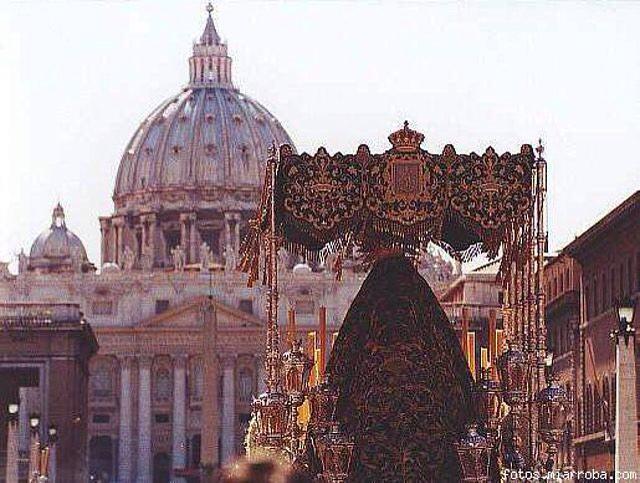 ???? ??????? ™️ on X: "La Virgen del Mayor Dolor de Granada procesionó por el Vaticano en el año 2000, visitando al papa Juan Pablo II. http://t.co/pYQaCVKtZD" / X
