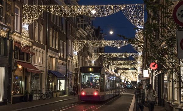 Vroege kerstverlichting in #Amsterdam - nufoto.nl/fotos/504851/v…