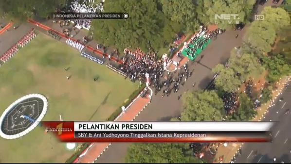 mdtvindonesia's tweet photo. Kerumunan masyarakat saat Pak @SBYudhoyono dan Ibu Ani Yudhoyono meninggalkan Istana Kepresidenan #NET_JokowiJK http://t.co/CGlXLc2LJr