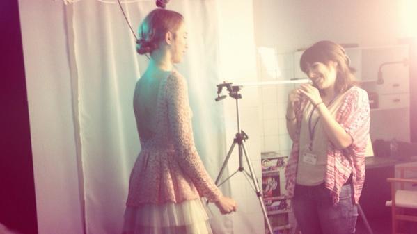 MoviesTwins_pc's tweet image. Ya en plató con @MMariamera bajo las órdenes de la directora #Videoclip #TheTrunks #Mágica