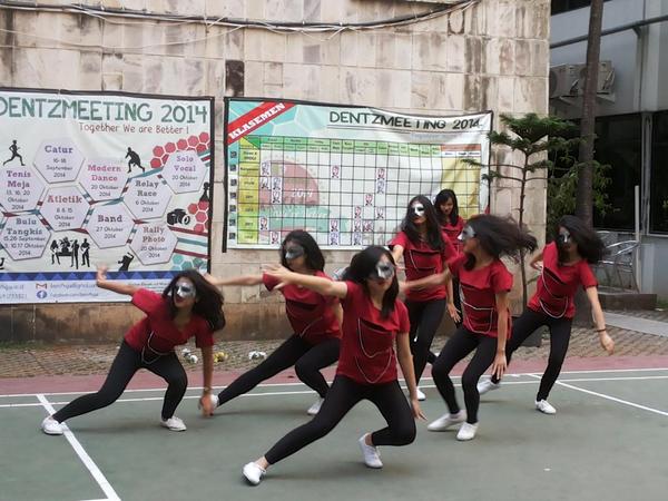 dentzmeeting's tweet image. Ini dia aksi mereka dengan kostum merah yg semakin membakar semangat! @FKGUI2012