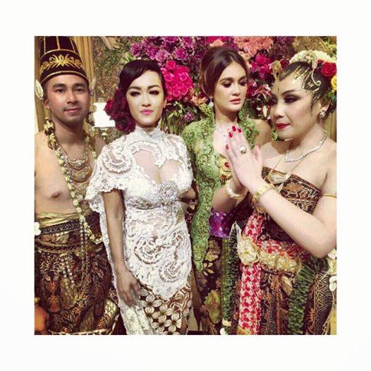 Si Cantik <a href="/juliaperrez/">juliaperez</a> &amp; <a href="/LunaMaya26/">luna maya</a> menghadiri acara resepsi pernikahan sahabat mereka <a href="/RaffiAhmadLagi/">.</a> <a href="/Lady9igi/">Nagita slavina</a>