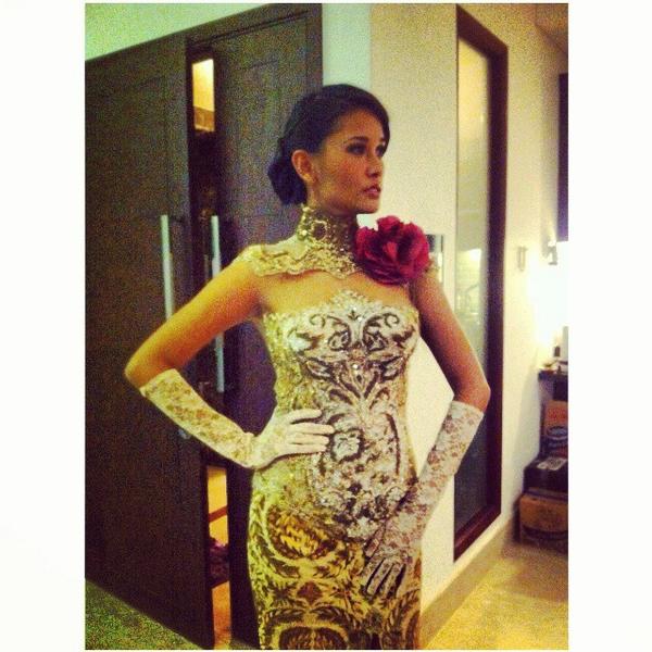 Kebaya <a href="/Anne_Avantie/">Anne Avantie</a> terlihat anggun dipakai @TitiRajoBintang untuk menghadiri resepsi pernikahan Raffi &amp; Nagita