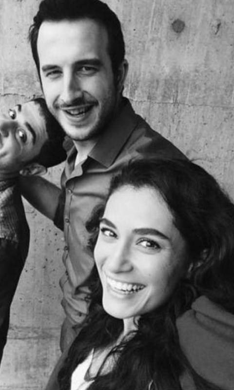 sirinewifesi's tweet image. Hande napiyon sen 😍😍😍😍 ya ne tatlilar 😍😍😍😍 #HandeDoğandemir