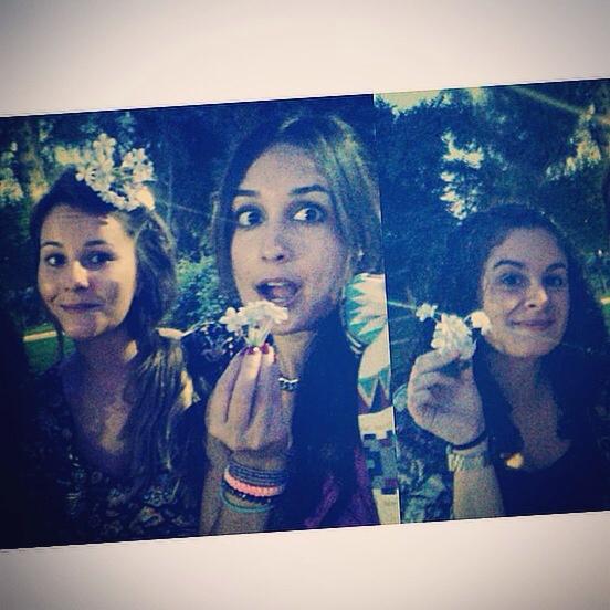 Paulaodc's tweet photo. Os espero en el norte! @alba_cuco @TamaraGarrucho ❤️👭  illa mi arma que bien te zientan las flores!!😂😂 #amigas http://t.co/gVTsQp1cSW