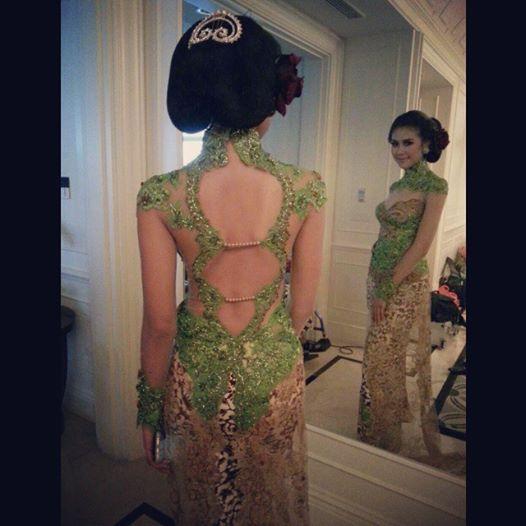 At mirror <a href="/RealSyahnazS/">Syahnaz Sadiqah</a> . She is beautiful! Kebaya karya Bunda <a href="/Anne_Avantie/">Anne Avantie</a>