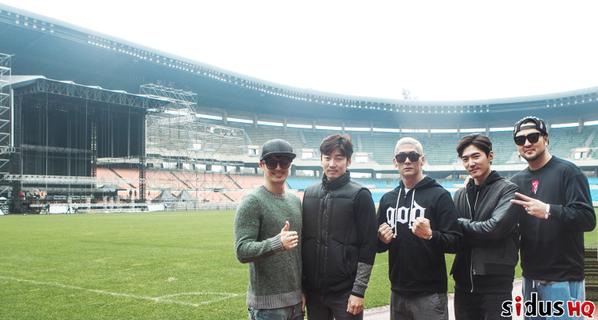sidushq_ent's tweet photo. #god 앙콘 D-5! 공연 전 주경기장을 찾아 의지를 다진 멤버들! 야잠도 맞춰입으니 15학번 같기도하궁..#god_15th_Anniversary_Reunion_Concert_Encore 기대 많이해주세요♥ http://t.co/Zy6BgNns9T