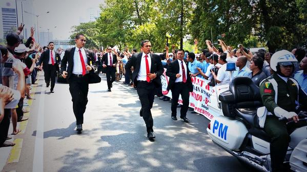 lyndaibrahim's tweet photo. Paspampres, lari berkilo2 dibwh terik Jkt, pakai jas #respect RT @haslindatv: See how they run... the president's men http://t.co/6uqmCIvfQF