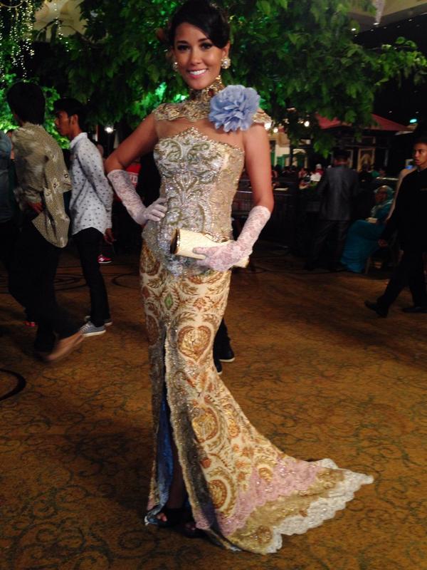TitiRadjoPdmaja's tweet photo. Last night kebaya by Anne Avantie #RaffiGigi http://t.co/I94x5QRV1c