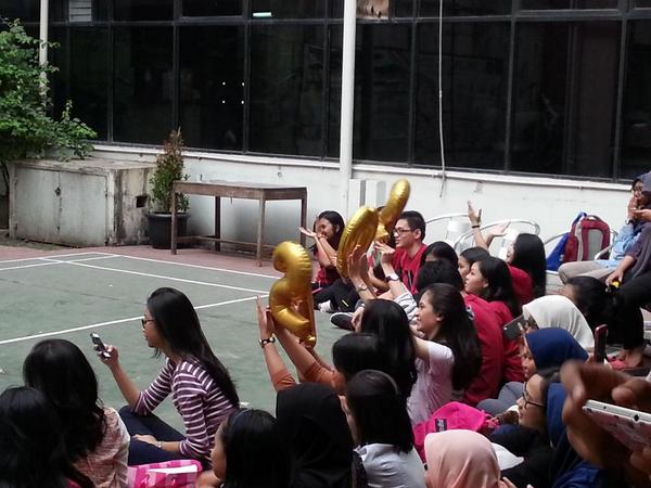 dentzmeeting's tweet image. Seru banget nih pendukung @FKGUI2012 lagi pada menikmati lagu &quot;Stand Up for Love&quot;