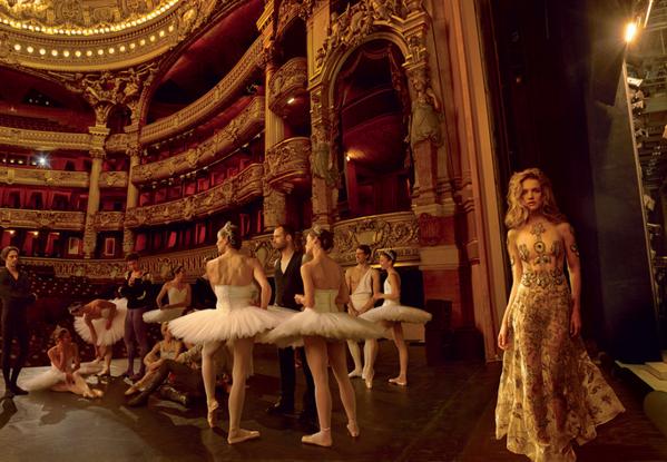 <a href="/NataSupernova/">.</a>,<a href="/B_Millepied/">Benjamin Millepied</a> et les Etoiles <a href="/BalletOParis/">Ballet Opéra Paris</a> <a href="/operadeparis/">Opéra de Paris</a> dans <a href="/VogueMagazineUS/">VogueMagazineUSA</a> 
Photo: <a href="/annieleibovitz/">Annie Leibovitz</a>
