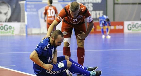 GonzaloColao's tweet photo. El jugador de @InterMovistar @ricardinho10ofi estará alejado de las pistas un mes http://t.co/TaPYiq07N4 #LNFS http://t.co/tWbFwDge0D" NOOO