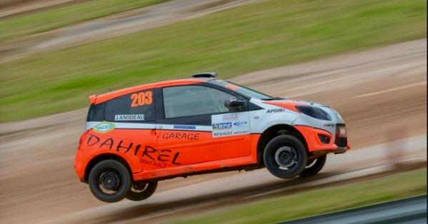 DanveauE's tweet photo. Un dossier qui avance à grand pas =) ! #rallycross http://t.co/U0Dt27t3Y8