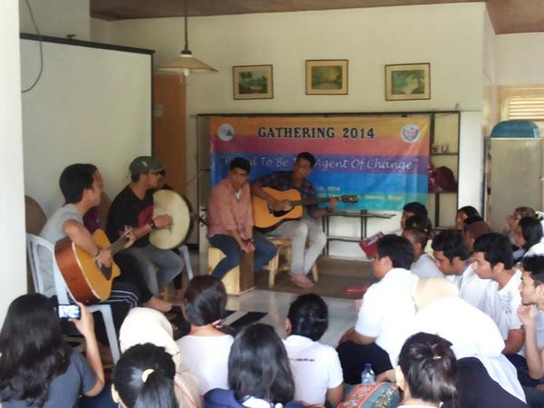 bem_stbaliajkt's tweet photo. Penampilan @CelticOvertunes di English Department Gathering 2014 kemarin. So awesome! :D http://t.co/6B6X6z1w2J