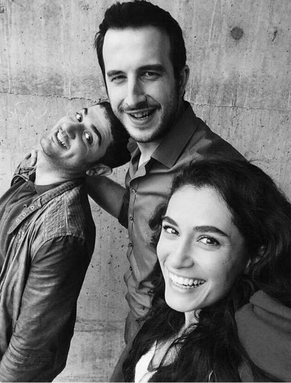 Zeyker52Hanker's tweet image. Çok tatlısınız :)) #Ayperi ♡ #Rıza #banamasalanlatma✌
#MehmetCihanErcan #FatihArtman
#HandeDoğandemir ..
