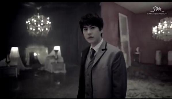 4KYUINA's tweet photo. [CAP] 141020 This Is Love &amp; Evanesce Music Video teaser - so handsome <3 http://t.co/XNtaqhGg3t [©StellaTWloveKyu] •KK•
