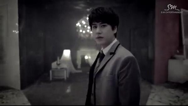 4KYUINA's tweet photo. [CAP] 141020 This Is Love &amp; Evanesce Music Video teaser - so handsome <3 http://t.co/XNtaqhGg3t [©StellaTWloveKyu] •KK•