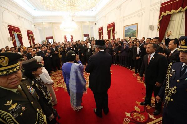 SBYudhoyono's tweet photo. Pagi ini sebelum menuju Gedung MPR/DPR, SBY &amp; Ibu Ani ajak seluruh staf untuk berdoa bersama bagi kelancaran acara. http://t.co/GPBcIcygJa