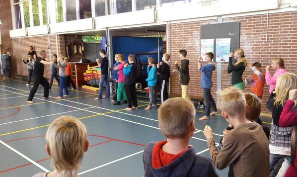 Rots en Water gestart op sbo De Trilker met een "kick off" voor alle kinderen. Door Menno Tuik van Buro Weerbaarheid.