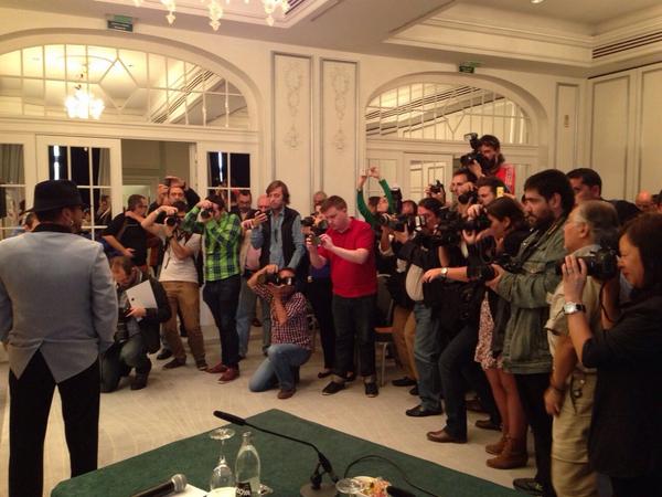 elbarrioficial's tweet photo. Terminada la multitudinaria rueda de prensa en hotel Palace. Gracias a todos los medios asistentes #HijoDelLevante http://t.co/da2UrNn6Ub