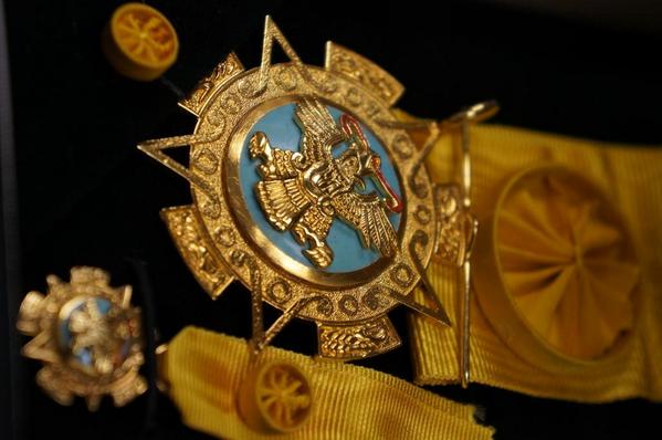 EmbamexEUA's tweet photo. #AmbEMM bestows William Daley & William Frenzel w Águila Azteca award 4 their leadership during #NAFTA negotiations. http://t.co/nOBEpiiQi1