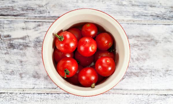 PlanetGreen's tweet image. To chill or not to chill? 15 commonly refrigerated foods that don't need to be bit.ly/1xL8gn0