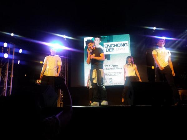 guggles05's tweet photo. This is what you call #awesome! Congrats @enchongdee777! @_samlewis #icedee http://t.co/2fU77Jpdq7