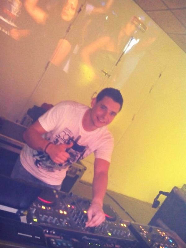 sergioandresdj's tweet photo. Este miercoles os esperoo con buen musicon en Buretaa!! http://t.co/Yqc2k1Qmqn