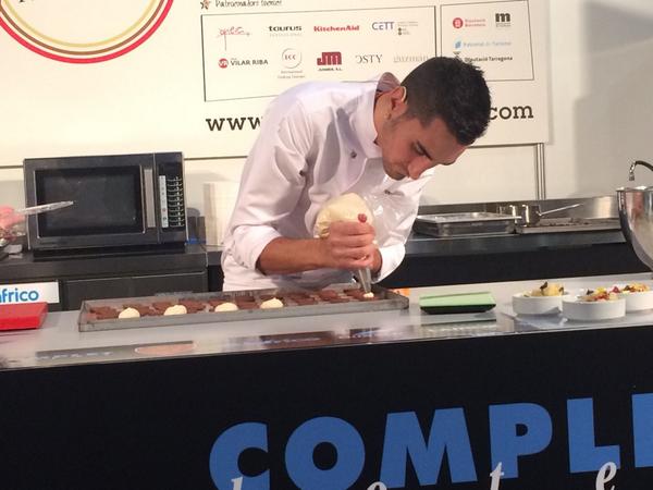 Carito_Lou's tweet photo. La tartaleta de avellana y cacao de Rafa Delgado en el #ForumDulcePastryRevolution
#postrero http://t.co/0kXajH0PHY
