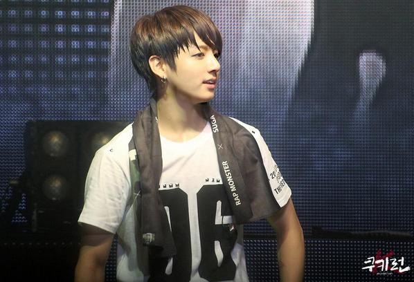armymemories's tweet photo. [PIC] "The Red Bullet: EPISODE II" #BTS1stConcert #Jungkook (Cr: 0613_0901_com) http://t.co/TaGEQ3m3jU