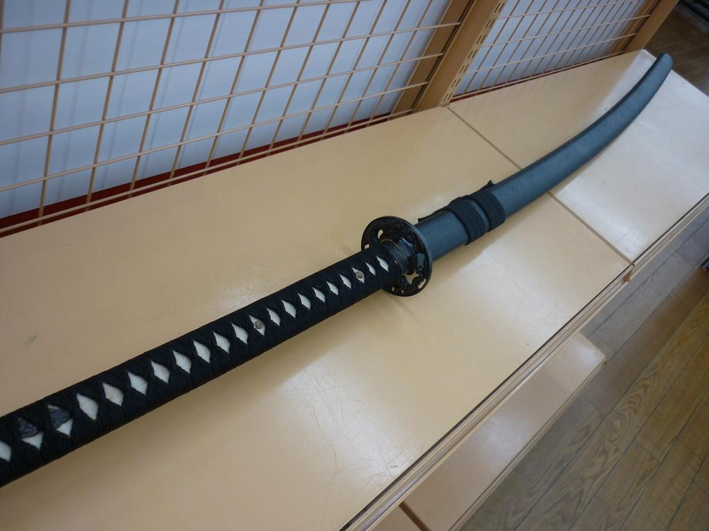 Ichi ローさんの愛刀 鬼哭 詳細と大きさとか知りたいって良く言われるので 全長172cm 刀身の長さ128cm 尾形刀剣の斬馬刀5尺を分解して鞘と柄を作ったものです 鍔はアクリル板 柄糸と下げ緒はネットの紐屋さんです Http T Ichi ローさんの愛刀 鬼哭 詳細と大きさとか知りたいって良く言われるので 全長172cm 刀身の長さ128cm 尾形刀剣の斬馬刀5尺を分解して鞘と柄を作ったものです 鍔はアクリル板 柄糸と下げ緒はネットの紐屋さんです Http T