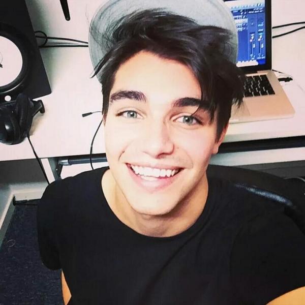 GeaLingeman's tweet photo. #hitkrantposters @antonewald genomineerd voor 'Best Swedish Act' #MTVEMA #Glasgow2014 #MTV http://t.co/JT8YdFkbZi